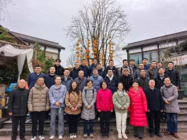 一群人站在建筑前合影AI 生成的内容可能不正确。