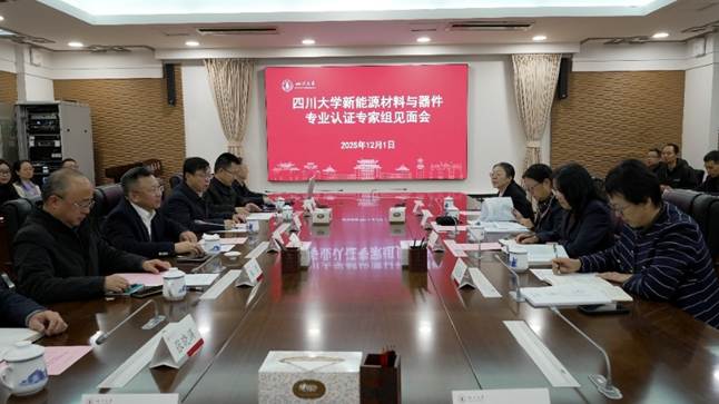 一群人在餐厅用餐 AI 生成的内容可能不正确。